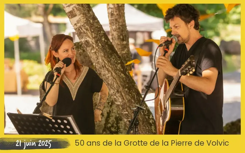 Concert acoustique du duo Love Street, à l'ombre d'un arbre feuillu