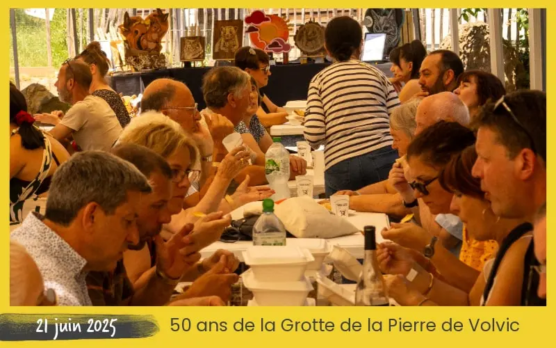 Repas convivial à l'ombre d'un grand barnum : paëlla géante au profit de l'Amicale des Sapeurs-Pompiers de Volvic